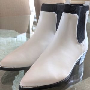 Boots Western style 7M Brighton White ankle boots silver tip toe NEW IN BOX